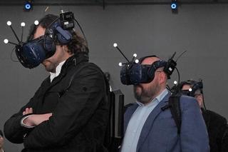 Dziennikarz Portalu Obronnego w sprzęcie do oglądania modelu 3D czołgu K3 w  VR