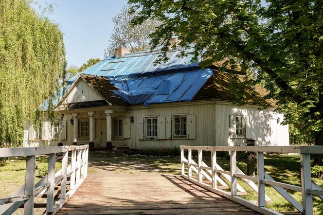 W Łękach Kościelny można podziwiać dworek z XVIII wieku