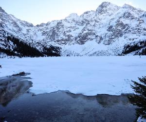 Selekcja naturalna. Internauci bezlitośni dla ludzi, którzy wchodzą na  na Morskie Oko w czasie odwilży