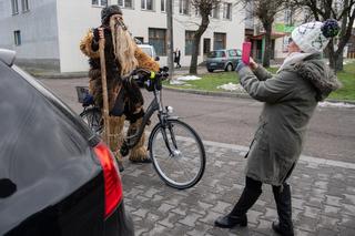 Gonili dziewczęta, straszyli dzieci i pożegnali stary rok. Brodacze ze Sławatycz gotowi na 2023 rok!