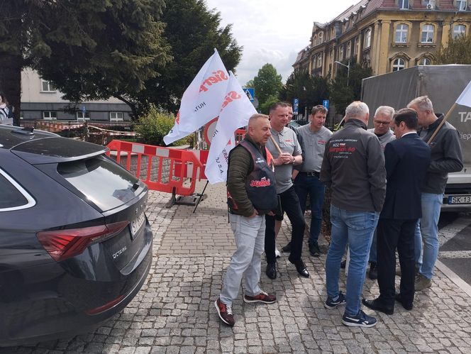 Konferencja prasowa hutników przed Ministerstwem Przemysłu w Katowicach