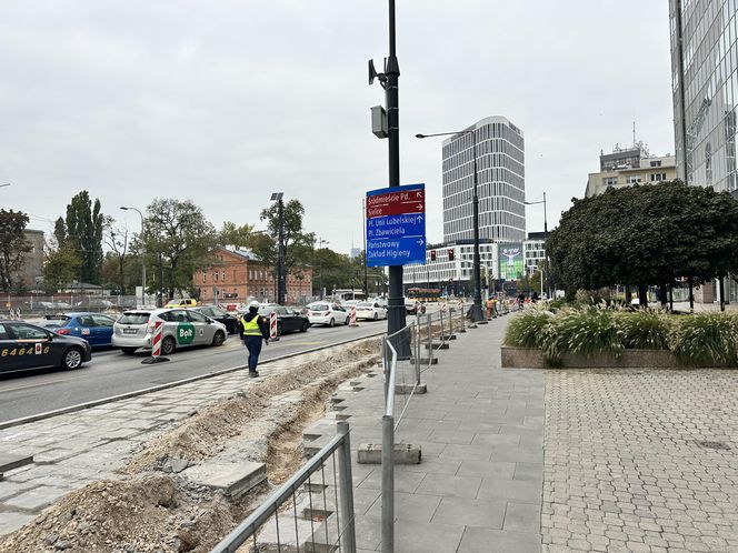 Budowa drogi rowerowej na ul. Puławskiej w Warszawie obok dawnego kina „Moskwa”