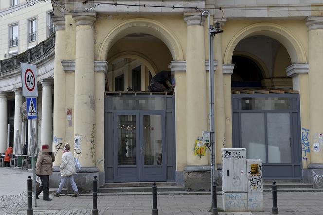 Samowola budowlana na pl. Zbawiciela. Restaurator zapłaci pół miliona kary?!