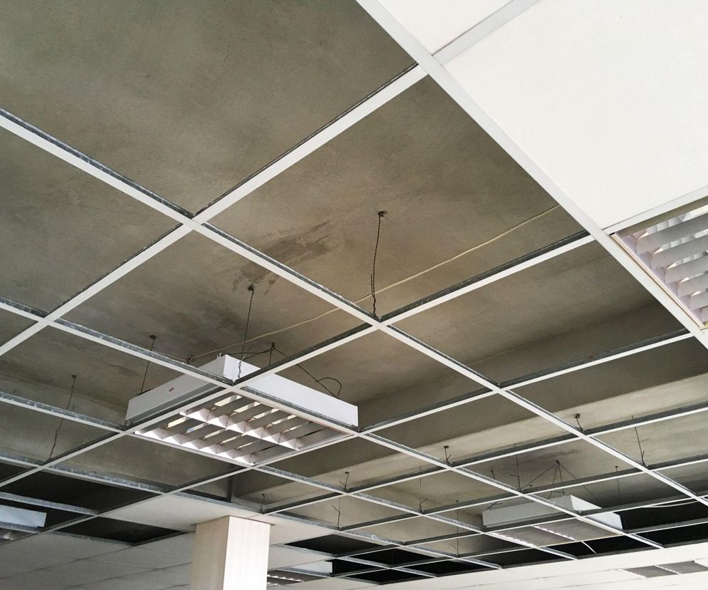 Modularne sufity podwieszane – projektowanie i wykonawstwo