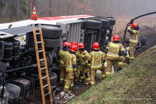 Wypadek w powiecie lublinieckim. Na DW 908 wywróciła się cysterna z paliwem. Kierowca trafił do szpitala