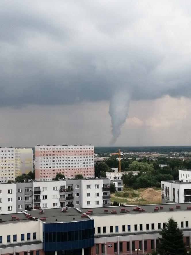 Trąba powietrzna na Śląsku?! Widok z Żor sieje postrach. Te ujęcia robią wrażenie! [WIDEO, ZDJĘCIA]