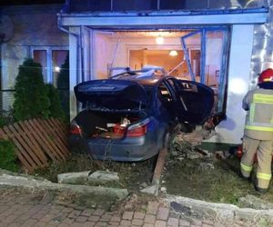 BMW przebiło ścianę i zatrzymało się w środku domu. Ranna mieszkanka trafiła do szpitala