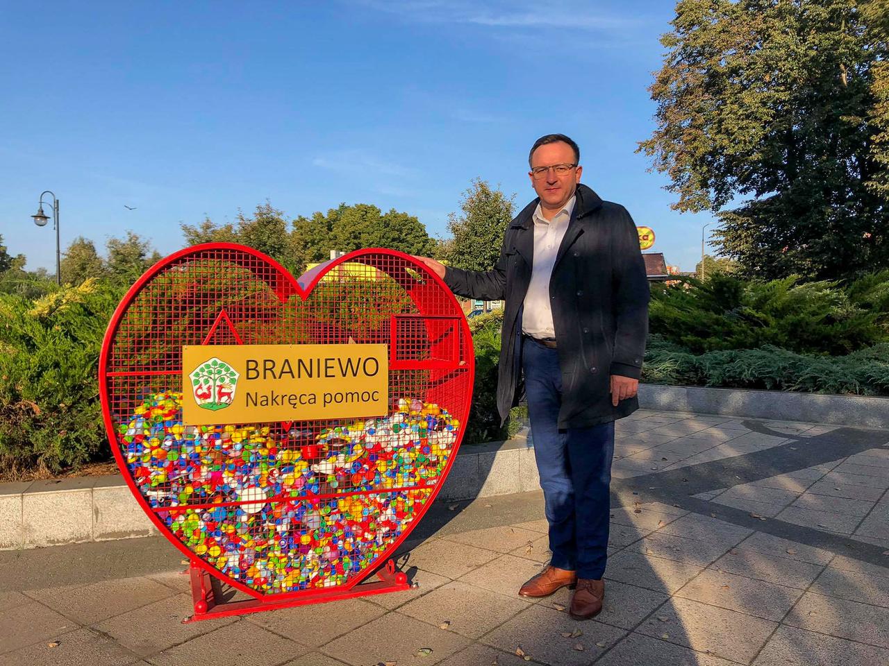 Braniewianie wypełniają nakrętkami kontenery dobroci 