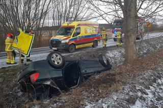 Zima zaskoczyła drogowców i kierowców. Jeden skończył w rowie