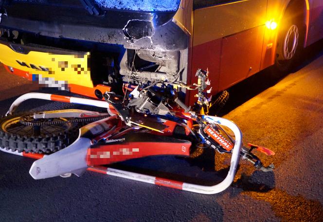 Koszmarny wypadek pod Piasecznem. Wbił się motocrossem w autobus, nie żyje