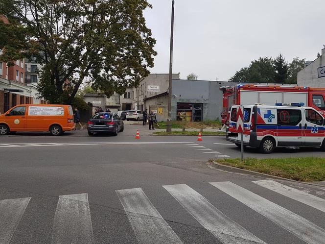 Czołowe zderzenie samochodu z autobusem w Krakowie