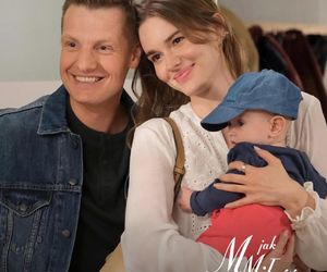 M jak miłość, odc. 1875. Paweł (Rafał Mroczek), Franka (Dominika Kachlik), ich syn Antoś (Mark Myronenko)