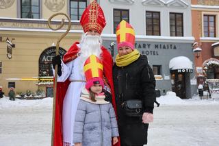 Orszak Świętego Mikołaja 2023 przeszedł przez Lublin. Było śnieżnie i radośnie! 