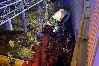 Groźny incydent w Warszawie. Samochód spadł z wiaduktu trasy S8