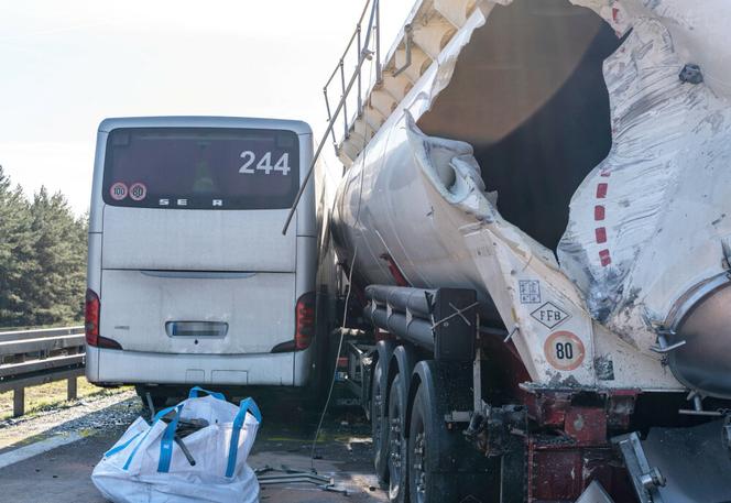 Wypadek polskiego autokaru w Niemczech. Autobus zderzył się z ciężarówkami, została miazga