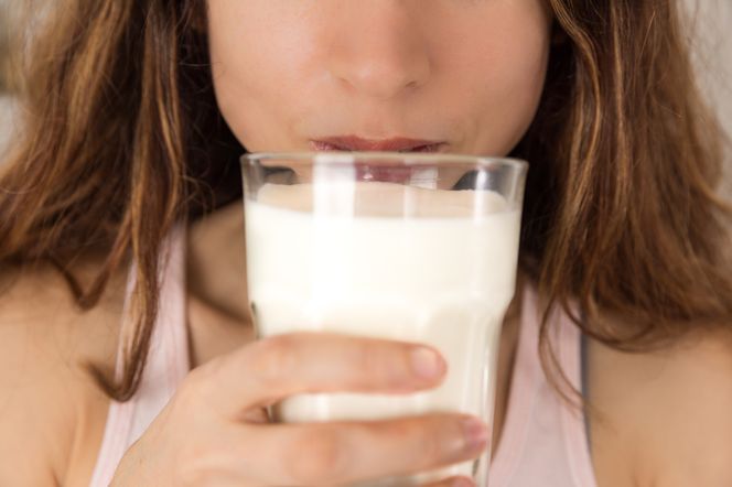 Kobieta, która pije kefir