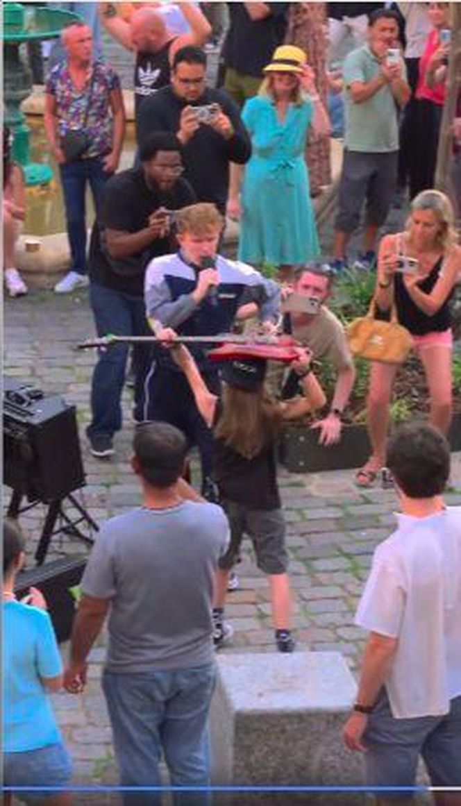 Flashmob w Paryżu - "Bohemian Rapsody"