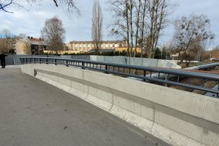 Kładką z Jurowieckiej na Włókienniczą