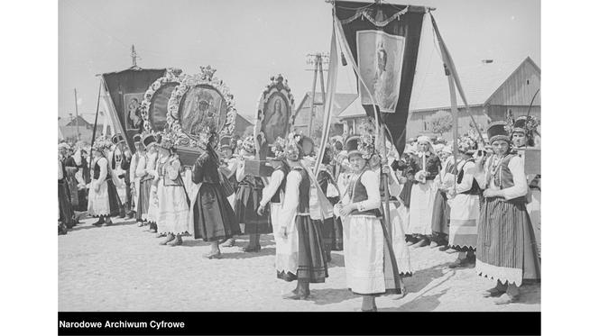 Boże Ciało w przedwojennej Polsce. Zobacz, jak kiedyś obchodzono Boże Ciało [ARCHIWALNE ZDJĘCIA]