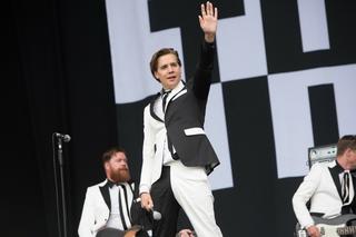 Nietypowa sytuacja na koncercie The Hives. Wokalista zaczął krwawić!