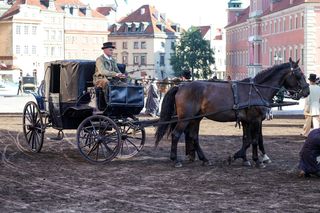 Wokulski i Rzecki spacerują po Warszawie. Plan zdjęciowy „Lalki” przeniósł Stare Miasto do XIX wieku!