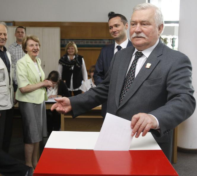 Lech Wałęsa głosuje w wyborach