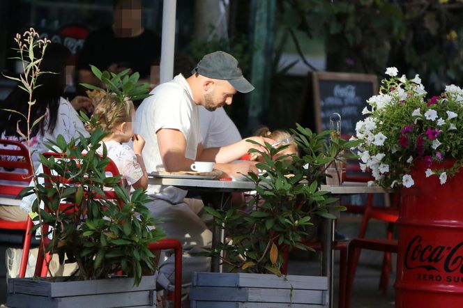 Maciej Pela z córeczkami nad Wisłą