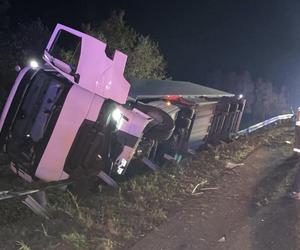 Paraliż na trasie S8. Ciężarówka huknęła w Volkswagena stojącego na poboczu 