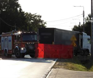 Koszmar w Nasielsku. Wpadł pod ciężarówkę. Pieszy nie miał żadnych szans