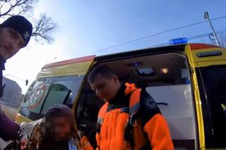 Zziębnięta seniorka odnaleziona na przystanku w Toruniu