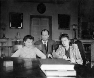 Gabriela i Ludwika Sobańskie, Bronisław Zieliński w wielkiej sali pałacu w Guzowie - przed 1939 r.