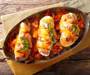 Zapiekane piersi kurczaka pod serem i bekonem. Szybki przepis na pyszny i kolorowy obiad