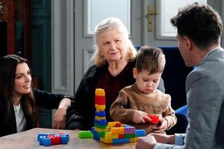 Barwy szczęścia odc. 2867: Amelia (Stanisława Celińska), Kasia (Katarzyna Glinka), Ksawery (Bartosz Gruchot)