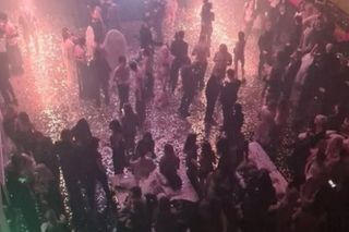  Rosyjscy politycy na imprezie jak z filmu. Całkiem nago, w maskach, narkotyki, ostry seks