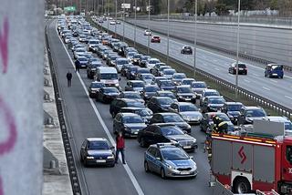 Gigantyczny korek na S8 w kierunku Poznania. BMW huknęło w barierki