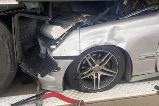 Mercedes wbił się w naczepę ciężarówki. Jedna osoba nie żyje, dwie są ranne 