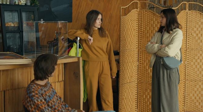 Barwy szczęścia, odcinek 3153. Wiktor (Grzegorz Kestranek), Madzia (Natalia Sierzputowska), Natalia (Maria Dejmek)