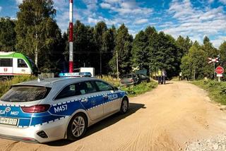 Groźny wypadek na przejeździe kolejowym. Kierowca trafił do szpitala [ZDJĘCIA]