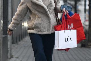 Grażyna Torbicka modnie ubrana robi zakupy na bazarku