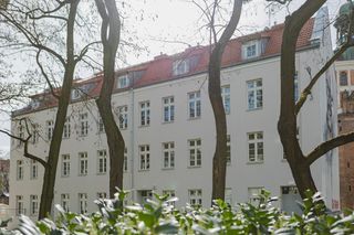 Kamienica z muralem przedstawiającym Pawła Adamowicza 