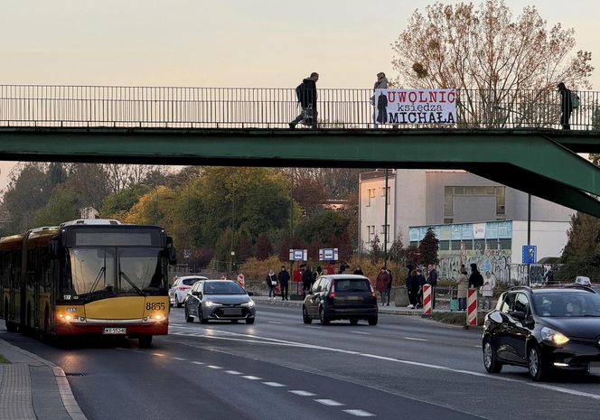 Banery na kładkach w Warszawie. "Uwolnić księdza Michała"