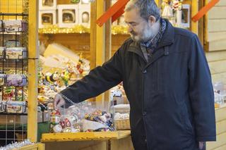 Karol Karski. Kupił jedną bombkę na choinkę