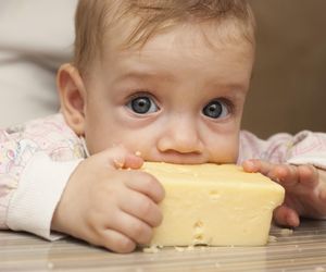 Nie każdy ser jest odpowiedni dla dziecka. Te możesz podawać niemowlęciu