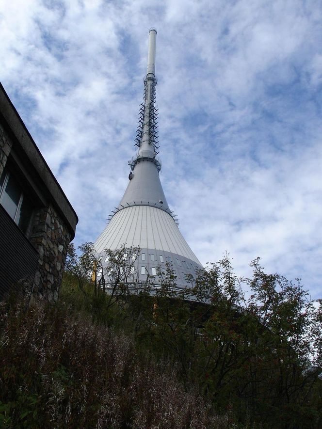 Kosmiczny hotel w Sudetach na sprzedaż! Ikona socmodernizmu zmieni właściciela