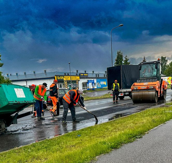 Robotnicy pracują w ulewę