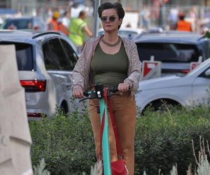 Monika Richardson pędzi na hulajnodze