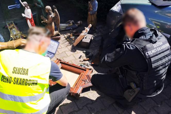 Broń, granat i kradzione antyki. Paser z Supraśla zatrzymany [ZDJĘCIA, WIDEO]