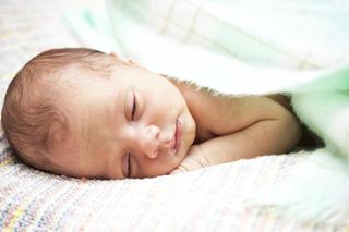 Główka niemowlaka - dlaczego główka noworodka jest płaska?