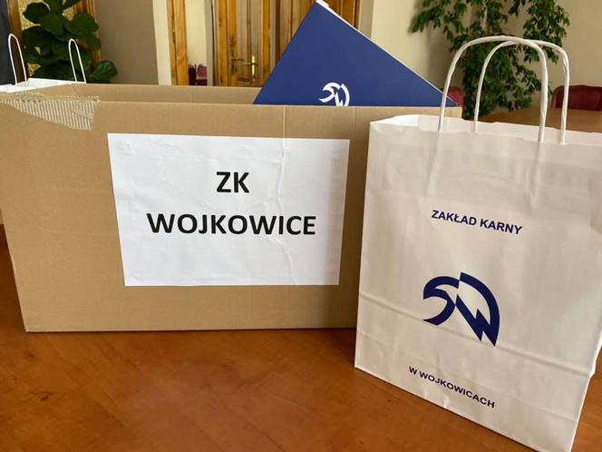 Więźniowie z Wojkowic walczą z koronawirusem. Szyją maseczki dla mieszkańców! [ZDJĘCIA]