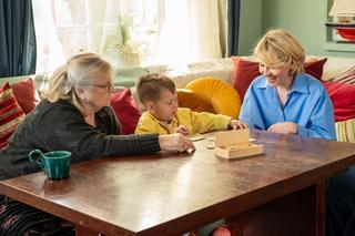 Barwy szczęścia, odcinek 2907: Bożena (Marieta Żukowska), Tadzio (Józio Trojanowski), Amelia (Stanisława Celińska)